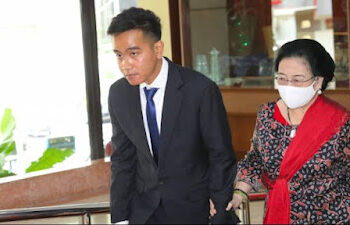 Ketua Umum PDI Perjuangan, Megawati Soekarnoputri saat berjalan dengan putra mahkota Presiden Joko Widodo (Jokowi), Gibran Rakabuming Raka yang menjadi cawapres calon Presiden Prabowo Subianto. FOTO/Net. Ⓒ Hak cipta foto di atas dikembalikan sesungguhnya kepada pemilik foto