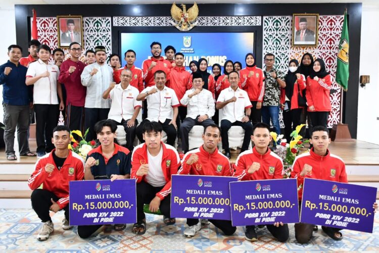 Pj Wali Kota Serahkan Bonus Rp 2,5 M bagi Atlet Peraih Medali PORA