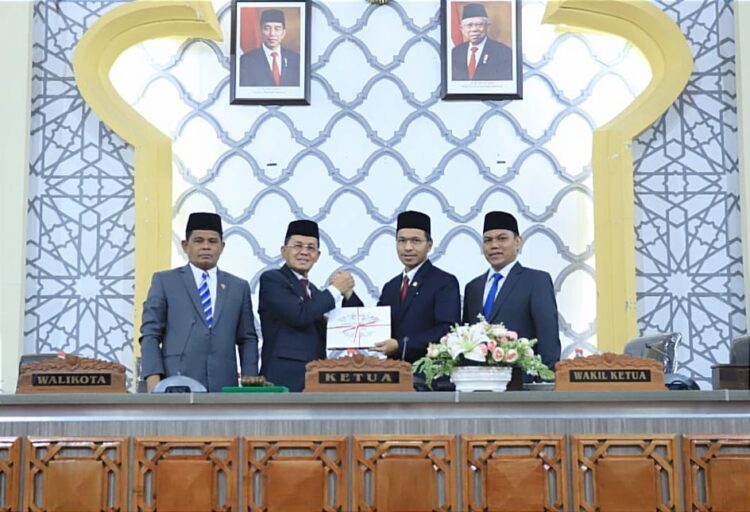 Pj Wali Kota Banda Aceh Serahkan LKP 2023 ke DPRK
