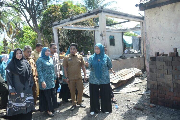 Mellani Serahkan Bantuan untuk Korban Kebakaran Meunasah Manyang