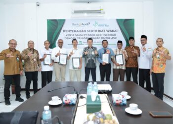 Direktur Dana dan Jasa Bank Aceh, M. Hendra Supardi di damping Ketua Yayasan Wakaf Baitul Asyi, Dr. Mizaj Iskandar, LC. L.LM berupa penyerahan sertifikat Wakaf yang diterima oleh para waqif di Kantor Bank Aceh Cabang Banda Aceh, Batoh, Banda Aceh pada Rabu kemarin (24/4/2024). FOTO/Dok. Bank Aceh. Ⓒ Hak cipta foto di atas dikembalikan sesungguhnya kepada pemilik foto