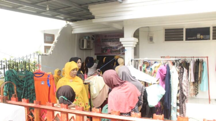 Suasana Charity Shop di perayaan Harlah ke-43 Himpunan Wanita Karya Sumatera Barat. FOTO/Dok. Istimewa. Ⓒ Hak cipta foto di atas dikembalikan sesungguhnya kepada pemilik foto