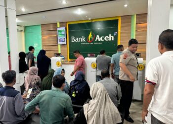Suasana pelayanan terbatas di beberapa kantor cabang Bank Aceh Syariah (BAS) di Provinsi Aceh menjelang Hari Raya Idul Fitri 1445 H, Senin (8/4/2024). FOTO/Dok. Istimewa. Ⓒ Hak cipta foto di atas dikembalikan sesungguhnya kepada pemilik foto