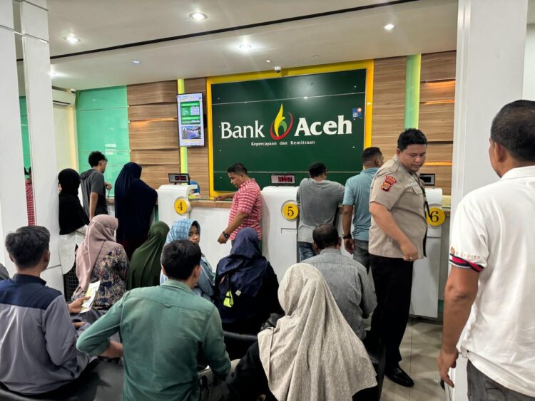 Suasana pelayanan terbatas di beberapa kantor cabang Bank Aceh Syariah (BAS) di Provinsi Aceh menjelang Hari Raya Idul Fitri 1445 H, Senin (8/4/2024). FOTO/Dok. Istimewa. Ⓒ Hak cipta foto di atas dikembalikan sesungguhnya kepada pemilik foto