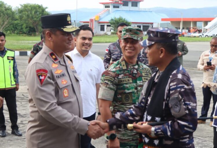 Wakapolda Aceh Sambut Kedatangan Pangkoarmada RI di Bandara SIM