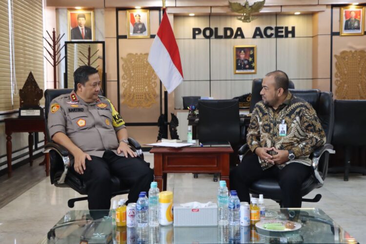 Kapolda Aceh Irjen Achmad Kartiko, didampingi Dirreskrimsus Kombes Winardy dan Dirintelkam Kombes Ali Kadhafi menerima Direksi PT Bank Aceh Syariah (BAS) Fadhil Ilyas di ruang kerjanya, Jumat, 26 April 2024. FOTO/Dok. Polda Aceh. Ⓒ Hak cipta foto di atas dikembalikan sesungguhnya kepada pemilik foto
