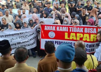 Ratusan Pedagang Kaki Lima (PKL) yang tergabung dalam Forum Pedagang Kaki Lima Chiek Pante Kulu menggelar aksi demonstrasi di kantor Wali Kota Banda Aceh, Senin (6/5/2024). FOTO/Orinews/Maulya. Ⓒ Hak cipta foto di atas dikembalikan sesungguhnya kepada pemilik foto