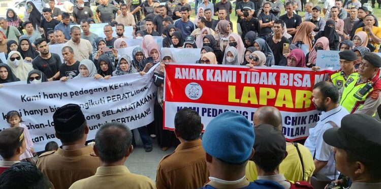 Ratusan Pedagang Kaki Lima (PKL) yang tergabung dalam Forum Pedagang Kaki Lima Chiek Pante Kulu menggelar aksi demonstrasi di kantor Wali Kota Banda Aceh, Senin (6/5/2024). FOTO/Orinews/Maulya. Ⓒ Hak cipta foto di atas dikembalikan sesungguhnya kepada pemilik foto