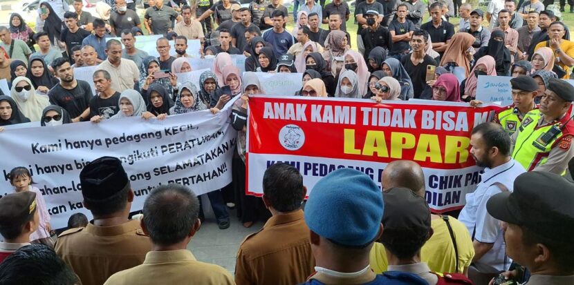 Ratusan Pedagang Kaki Lima (PKL) yang tergabung dalam Forum Pedagang Kaki Lima Chiek Pante Kulu menggelar aksi demonstrasi di kantor Wali Kota Banda Aceh, Senin (6/5/2024). FOTO/Orinews/Maulya. Ⓒ Hak cipta foto di atas dikembalikan sesungguhnya kepada pemilik foto