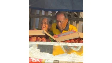Viral! Pria Berompi Datangi Kakek Nenek Penjual Ubi, Cuman Taruh Karung Lalu Pergi, Mereka Sangat Bersyukur, Subhanallah