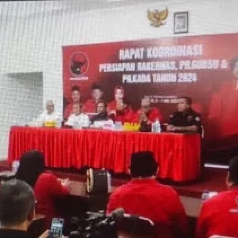 Viral Foto Jokowi Tidak Terpasang Bersanding dengan Wapres, PDI Perjuangan Sumut: Jatuh Saat Pasang Backdrop