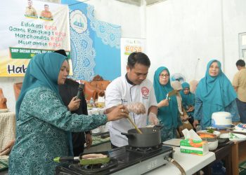 Penjabat (Pj) Ketua Tim Penggerak Pemberdayaan Kesejahteraan Keluarga (PKK) Aceh, Mellani Subarni saat berada di Dayah Ruhul Falah Samahani dalam momentum pembagian makanan Pangan Beragam, Bergizi, Seimbang dan Aman atau B2SA dari Badan Pangan Nasional, di aula Dayah Ruhul Falah, Selasa, (7/5/2024). FOTO/Orinews. Ⓒ Hak cipta foto di atas dikembalikan sesungguhnya kepada pemilik foto