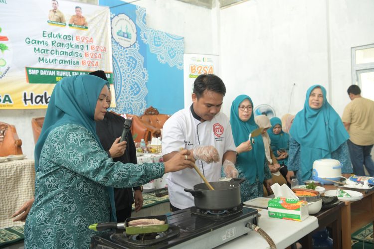 Penjabat (Pj) Ketua Tim Penggerak Pemberdayaan Kesejahteraan Keluarga (PKK) Aceh, Mellani Subarni saat berada di Dayah Ruhul Falah Samahani dalam momentum pembagian makanan Pangan Beragam, Bergizi, Seimbang dan Aman atau B2SA dari Badan Pangan Nasional, di aula Dayah Ruhul Falah, Selasa, (7/5/2024). FOTO/Orinews. Ⓒ Hak cipta foto di atas dikembalikan sesungguhnya kepada pemilik foto