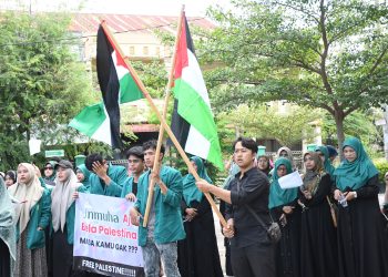 Seluruh sivitas Akademika Universitas Muhammadiyah Aceh (Unmuha) melakukan aksi damai bela Palestina dan kutuk Israel sebagai respon Perguruan Tinggi Muhammadiyah dan ‘Aisyiyah (PTMA) se- Indonesia kemanusiaan kepada rakyat Palestina yang berlangsung di halaman kampus Unmuha, Selasa 7 Mei 2024. FOTO/Orinews/Maulya. Ⓒ Hak cipta foto di atas dikembalikan sesungguhnya kepada pemilik foto