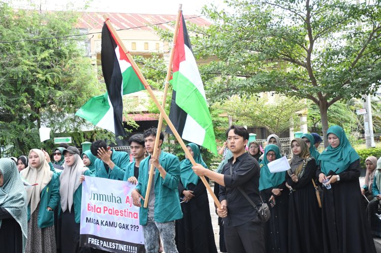Seluruh sivitas Akademika Universitas Muhammadiyah Aceh (Unmuha) melakukan aksi damai bela Palestina dan kutuk Israel sebagai respon Perguruan Tinggi Muhammadiyah dan ‘Aisyiyah (PTMA) se- Indonesia kemanusiaan kepada rakyat Palestina yang berlangsung di halaman kampus Unmuha, Selasa 7 Mei 2024. FOTO/Orinews/Maulya. Ⓒ Hak cipta foto di atas dikembalikan sesungguhnya kepada pemilik foto