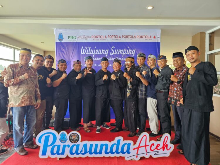 Foto bersama tokoh parasunda aceh(ketua parasunda Kang Ade Herdiyat juga hadir dr Kasdam IM Kang Ayi Supriatna juga dari Kaajen Kang Dodi Mulyadi dihadiri juga oleh perwakilan ikm (ikatam keluarga minang) dan kkss (kerukunan keluarga sulawesi selatan). FOTO/Dok. Paguyuban Parasunda Aceh. Ⓒ Hak cipta foto di atas dikembalikan sesungguhnya kepada pemilik foto