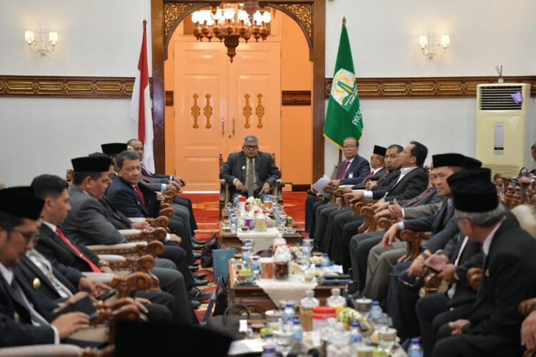 Pj Gubernur Aceh, Bustami Hamzah bersama Pj Bupati/Wali Kota seluruh Kabupaten/Kota di Aceh saat melaksanakan Rapat Umum Pemegang Saham PT. Bank Aceh Syariah di Pendapa Gubernur Aceh, Ahad (5/5/2024) di Banda Aceh. FOTO/Dok. BAS. Ⓒ Hak cipta foto di atas dikembalikan sesungguhnya kepada pemilik foto