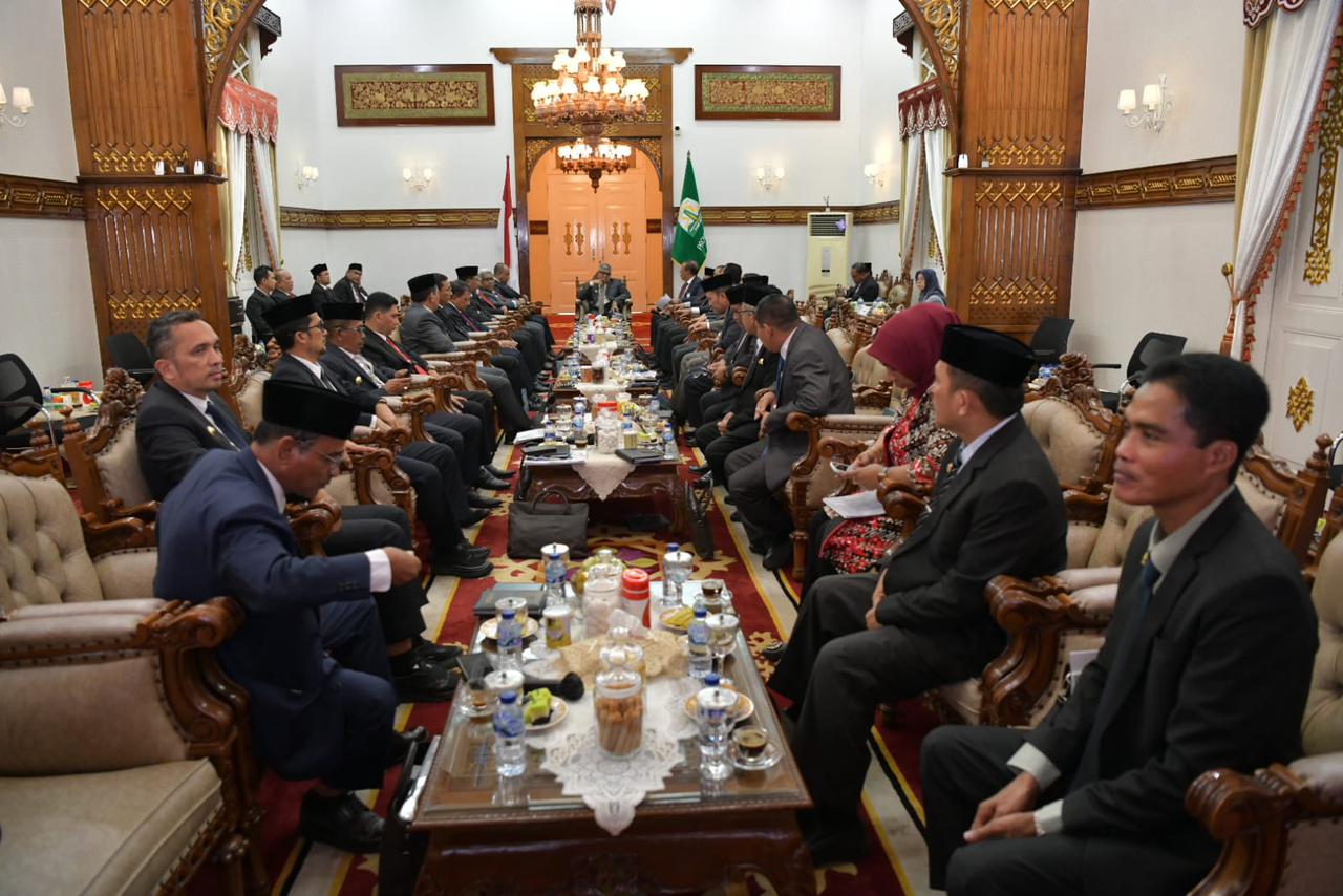 Pj Gubernur Aceh, Bustami Hamzah bersama Pj Bupati/Wali Kota seluruh Kabupaten/Kota di Aceh saat melaksanakan Rapat Umum Pemegang Saham PT. Bank Aceh Syariah di Pendapa Gubernur Aceh, Ahad (5/5/2024) di Banda Aceh. FOTO/Dok. BAS. Ⓒ Hak cipta foto di atas dikembalikan sesungguhnya kepada pemilik foto