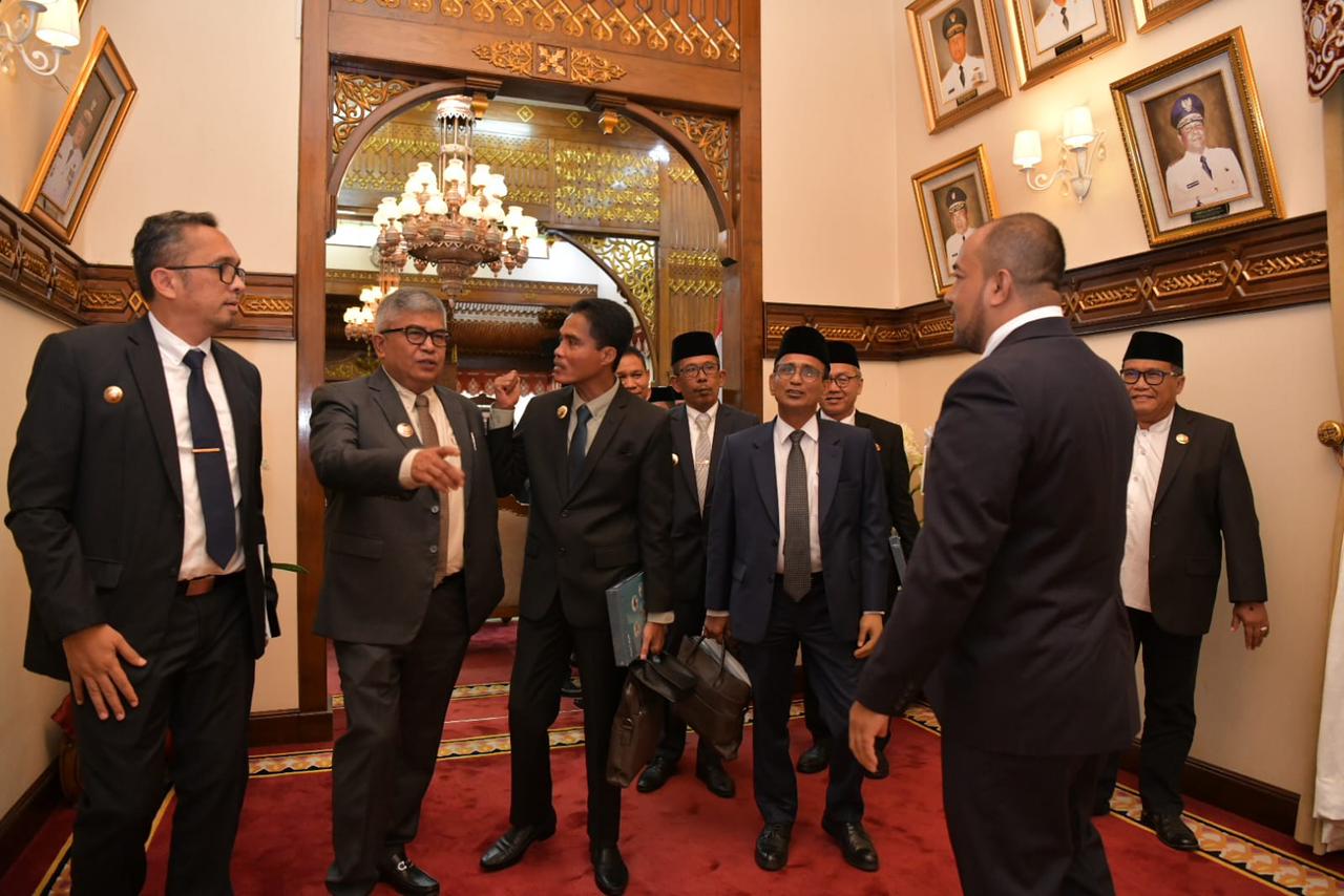 Pj Gubernur Aceh, Bustami Hamzah bersama Pj Bupati/Wali Kota seluruh Kabupaten/Kota di Aceh saat melaksanakan Rapat Umum Pemegang Saham PT. Bank Aceh Syariah di Pendapa Gubernur Aceh, Ahad (5/5/2024) di Banda Aceh. FOTO/Dok. BAS.
