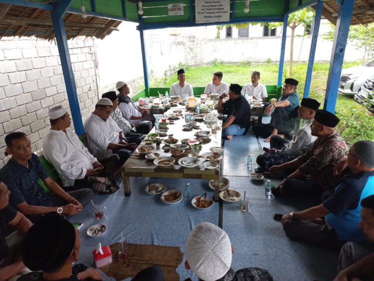 Ketua Palang Merah Indonesia (PMI) Kota Banda Aceh saat berdikusi dengan delapan Kepala Desa di Kecamatan Lueng Bata tentang program sosial dan donor darah, Jumat (17/5/2024). FOTO/Dok. Humas PMI Kota Banda Aceh. Ⓒ Hak cipta foto di atas dikembalikan sesungguhnya kepada pemilik foto