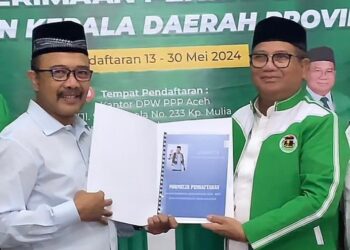 Hari ini tanggal, Senin 27 Mei 2024 Ketua Presedium Sentra Informasi Referendum Aceh (SIRA) bersama puluhan tim pemenangan mendaftar ke Partai Persatuan Pembangunan (PPP) Aceh, setelah sebelumnya mendaftar ke Nasdem dan PKB. FOTO/Dok. Untuk HAI. Ⓒ Hak cipta foto di atas dikembalikan sesungguhnya kepada pemilik foto