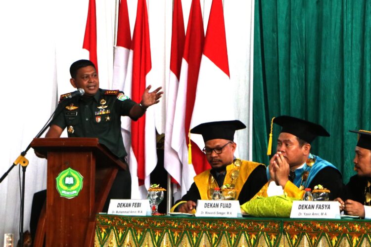 Komandan Komando Resor Militer (Danrem) 011/Lilawangsa, Kolonel Inf Ali Imran, memberikan orasi ilmiah pada acara wisuda sarjana (S1) dan magister (S2) di Institut Agama Islam Negeri (IAIN) Langsa, Selasa kemarin (28/5/2024). FOTO/Dok. Kodim 0104/Aceh Timur. Ⓒ Hak cipta foto di atas dikembalikan sesungguhnya kepada pemilik foto