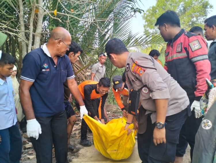 Mayat seorang perempuan ditemukan tersangkut jaring ikan di Sungai Dusun IV Munawarah, Desa Paloh Gadeng, Kecamatan Dewantara, Kabupaten Aceh Utara pada hari Selasa tanggal 28 Mei 2024 sekitar pukul 06.00 WIB. FOTO/HAI/Azhari. Ⓒ Hak cipta foto di atas dikembalikan sesungguhnya kepada pemilik foto