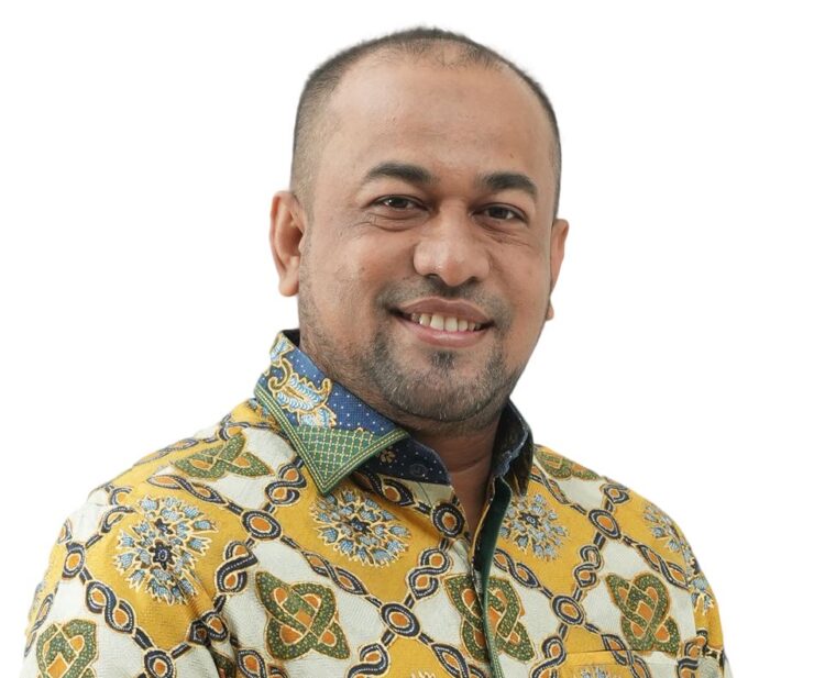 Plt. Direktur Utama Bank Aceh Syariah, Fadhil Ilyas menggunakan kemeja Batik. FOTO/Dok. BAS. Ⓒ Hak cipta foto di atas dikembalikan sesungguhnya kepada pemilik foto