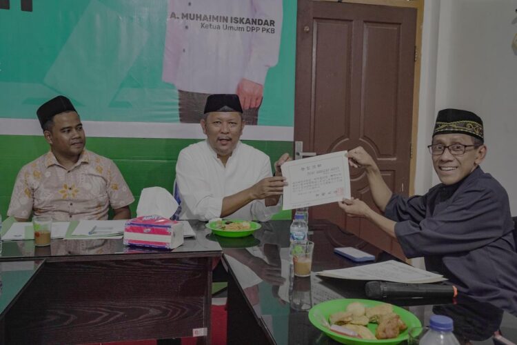 Prof. Dr. Teuku Abdullah Sanny saat menyerahkan berkas Formulir Pendaftaran sebagai Bakal Calon (Balon) Gubernur Aceh yang diterima langsung oleh Ketua PKB Aceh, Irmawan di Kantor PKB Provinsi Aceh pada Jumat (10/5/2024). FOTO/HAI/Joe Samalanga.