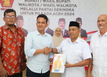 Serah terima berkas penjaringan bakal calon Ahmad Haeqal Asri sebagai calon Wali Kota Banda Aceh di Kantor DPD I Partai Gerindra Provinsi Aceh dengan Nasrul Sufni (Tgk Abang) Kamis (9/5/2024). FOTO/HAI/Joe Samalanga. Ⓒ Hak cipta foto di atas dikembalikan sesungguhnya kepada pemilik foto