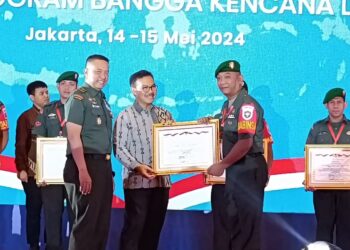 Sertu Eko Purwanto, Babinsa dari Kodim 0104/Aceh Timur, menerima penghargaan bergengsi di tingkat Nasional, atas dedikasi dan kontribusinya atas dukungan, komitmen, dan partisipasi aktifnya dalam Program Pembangunan Keluarga, Kependudukan, dan Keluarga Berencana (Bangga Kencana) serta percepatan penurunan stunting di Indonesia dari 31 Babinsa di seluruh Indonesia pada Senin (13/05/24). FOTO/Dok. Kodim 0104/Aceh Timur. Ⓒ Hak cipta foto di atas dikembalikan sesungguhnya kepada pemilik foto