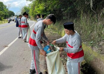 Pungut Sampah Jalan Takbir, Siswa SMPIT Cendikia Takengon Diapresiasi