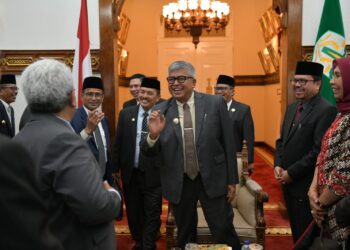 Pj Gubernur, selaku Pemegang Saham Pengendali (PSP) PT Bank Aceh Syariah, pada Rapat Umum Pemegang Saham (RUPS) PT BAS tahun Buku 2023, yang dihadiri oleh seluruh Bupati dan Wali Kota se-Aceh selaku Pemegang Saham, di ruang tengah Meuligoe Gubernur Aceh, Minggu (5/5/2024). FOTO/Net. Ⓒ Hak cipta foto di atas dikembalikan sesungguhnya kepada pemilik foto