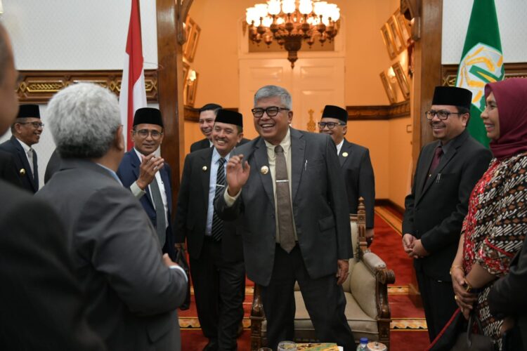 Pj Gubernur, selaku Pemegang Saham Pengendali (PSP) PT Bank Aceh Syariah, pada Rapat Umum Pemegang Saham (RUPS) PT BAS tahun Buku 2023, yang dihadiri oleh seluruh Bupati dan Wali Kota se-Aceh selaku Pemegang Saham, di ruang tengah Meuligoe Gubernur Aceh, Minggu (5/5/2024). FOTO/Net. Ⓒ Hak cipta foto di atas dikembalikan sesungguhnya kepada pemilik foto