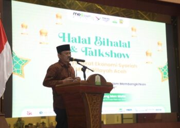 Asisten Perekonomian dan Pembangunan Sekda Aceh Mawardi, saat membacakan sambutan Pj Gubernur Aceh, pada Halal Bi Halal dan Talk Show Pengurus Wilayah Masyarakat Ekonomi Syariah, di Anjong Mon Mata, komplek Meuligoe Gubernur Aceh, Sabtu (4/5/2024). FOTO/Orinews/Mulya. Ⓒ Hak cipta foto di atas dikembalikan sesungguhnya kepada pemilik foto
