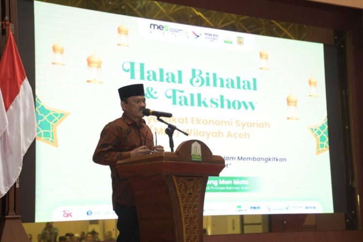 Asisten Perekonomian dan Pembangunan Sekda Aceh Mawardi, saat membacakan sambutan Pj Gubernur Aceh, pada Halal Bi Halal dan Talk Show Pengurus Wilayah Masyarakat Ekonomi Syariah, di Anjong Mon Mata, komplek Meuligoe Gubernur Aceh, Sabtu (4/5/2024). FOTO/Orinews/Mulya. Ⓒ Hak cipta foto di atas dikembalikan sesungguhnya kepada pemilik foto