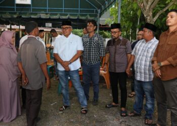 Pj Gubernur Aceh, H Bustami Hamzah bersama istri, Mellani Subarni bertakziah ke rumah duka alm Roni Ahmad bin Ahmad alias Abu Syik di Gamping Pu ‘U, Kecamatan Delima Pidie, Jumat (03/05/2024) sore. FOTO/Orinews/Mulya. Ⓒ Hak cipta foto di atas dikembalikan sesungguhnya kepada pemilik foto