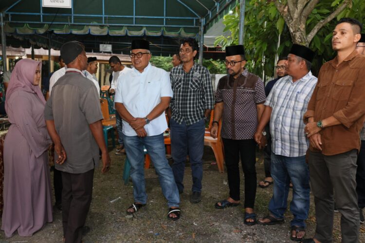 Pj Gubernur Aceh, H Bustami Hamzah bersama istri, Mellani Subarni bertakziah ke rumah duka alm Roni Ahmad bin Ahmad alias Abu Syik di Gamping Pu ‘U, Kecamatan Delima Pidie, Jumat (03/05/2024) sore. FOTO/Orinews/Mulya. Ⓒ Hak cipta foto di atas dikembalikan sesungguhnya kepada pemilik foto