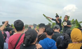 Lautan Manusia Banjiri Flyover Talun Cirebon, Tuntut Hal Ini ke Polda Jabar dalam Tragedi Kasus Pembunuhan Vina dan Eky 2016  Artikel ini sudah tayang di tvonenews.com pada hari Minggu, 2 Juni 2024 - 06:18 WIB Judul Artikel : Lautan Manusia Banjiri Flyover Talun Cirebon, Tuntut Hal Ini ke Polda Jabar dalam Tragedi Kasus Pembunuhan Vina dan Eky 2016 Link Artikel : https://www.tvonenews.com/berita/nasional/215352-lautan-manusia-banjiri-flyover-talun-cirebon-tuntut-hal-ini-ke-polda-jabar-dalam-tragedi-kasus-pembunuhan-vina-dan-eky-2016 Oleh : Reporter : Tim tvonenews.com Editor : Langgeng Kusdiantoro