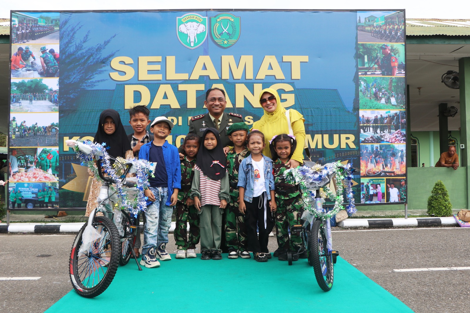 Ⓒ Hak cipta foto di atas dikembalikan sesungguhnya kepada sang pemilik foto Komandan Kodim 0104 - Aceh Timur, Letkol Inf Tri Purwanto, S.I.P bersama istri berfoto bersama dengan anak-anak dari sekolah PAUD, TK, dan SD di wilayah Kota Langsa, yang bertempat di Makodim 0104/Atim, Jln. Jenderal Ahmad Yani, Gp. Payabujok Seuleumak, Kec. Langsa Baro, Kota Langsa. FOTO/Dok. Dandim 0104/Aceh Timur untuk Harian Aceh Indonesia (HAI). Ⓒ Hak cipta foto di atas dikembalikan sesungguhnya kepada pemilik foto