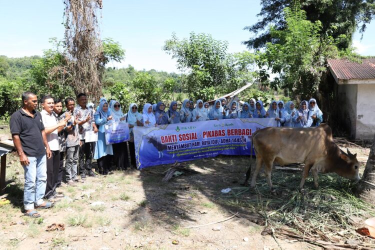 PIKABAS serahkan satu ekor sapi hewan kurban jelang Hari Raya Idul Adha 1445 H di wilayah Aceh Besar Desa Lambunot Kecamatan Kutabaro, Desa Panca, Desa Lamkubu dan Desa Alue Rindang Kecamatan Lembah Selawah pada 12-13 Juni 2024. FOTO/Dok. Bank Aceh Syariah. Ⓒ Hak cipta foto di atas dikembalikan sesungguhnya kepada pemilik foto