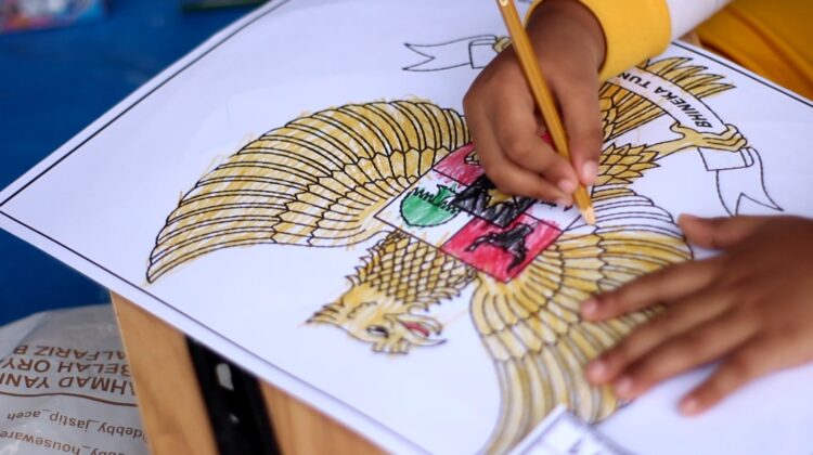 Seorang anak sedang mewarnai lambang burung garuda di acara lomba mewarnai Hari Lahir Pancasila 1 Juni 2024 di Kota Langsa. FOTO/Dok. Kodim 0104/Aceh untuk Harian Aceh Indonesia (HAI). Ⓒ Hak cipta foto di atas dikembalikan sesungguhnya kepada pemilik foto