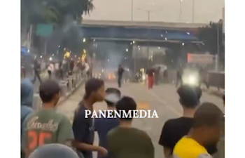Tawuran Pecah di Depan Mal Bassura Jaktim, Warga Saling Serang Pakai Sajam