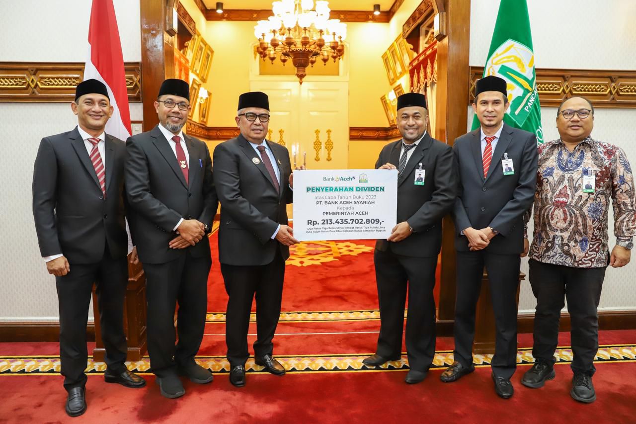 Penyerahan dividen ini dilakukan secara simbolis oleh Plt Direktur Utama Bank Aceh, Fadhil Ilyas, kepada Penjabat Gubernur Aceh, Bustami, SE, M.Si, di Pendopo Gubernur Aceh, 22 Juli 2024. FOTO/Dok. Bank Aceh. Ⓒ Hak cipta foto di atas dikembalikan sesungguhnya kepada pemilik foto