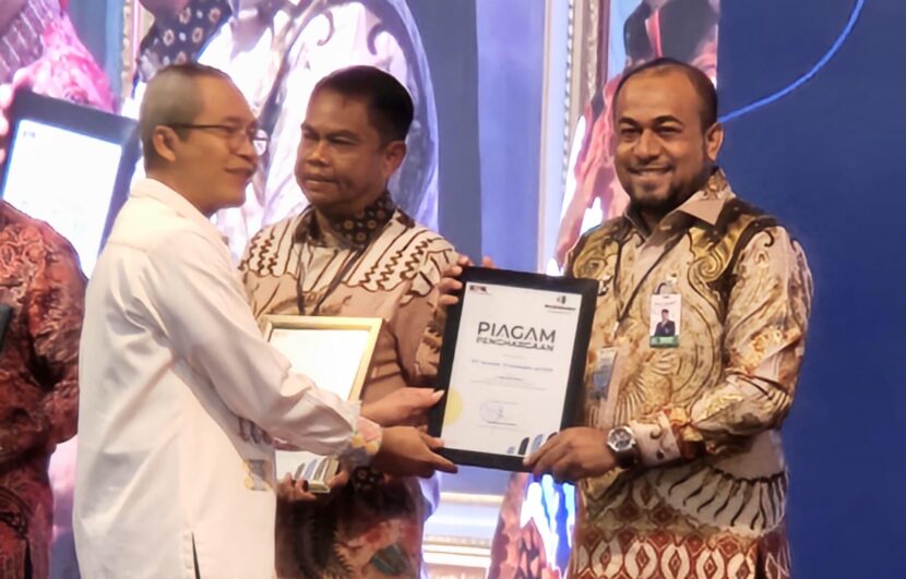 Pimpinan KPK, Alexander Marwata, AK., SH., MH., CFE menyerahkan penghargaan kepada Plt. Dirut Bank Aceh, Fadhil Ilyas di Gedung Gradika Bhakti Praja, Semarang Jawa Tengah pada tanggal 11 Juli 2024. FOTO/Dok. BAS untuk HARIANACEH.co.id. Ⓒ Hak cipta foto di atas dikembalikan sesungguhnya kepada pemilik foto