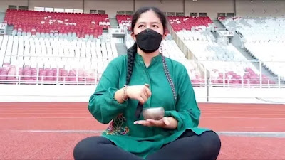 Pawang Hujan Mandalika Raden Roro Istiati Wulandari atau kerap dikenal dengan nama Rara Pawang Hujan lahir di Papua pada 22 Oktober 1983. Ia dipulangkan oleh Pj Gubernur Aceh, Safrizal. FOTO/Net. Ⓒ Hak cipta foto di atas dikembalikan sesungguhnya kepada pemilik foto