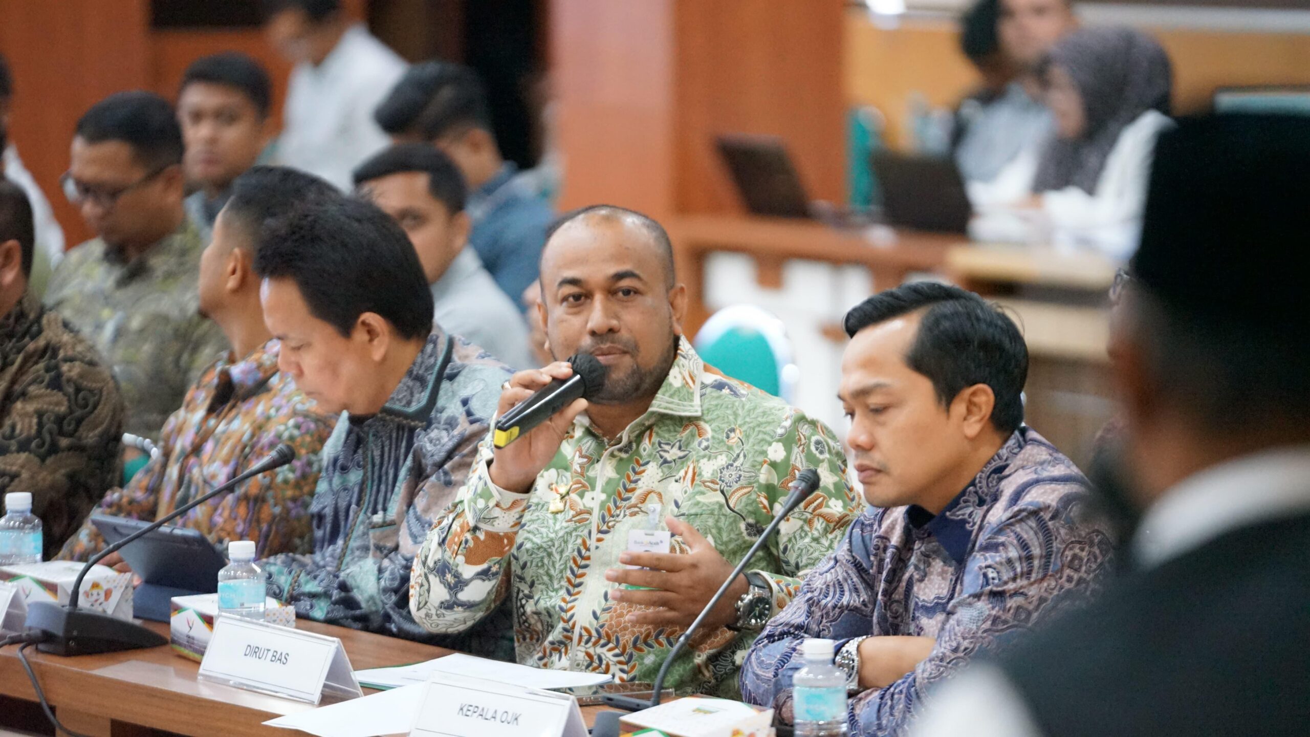 Pj Gubernur Aceh, Safrizal sedang mendengarkan rapat bersama BP-PON tanggal 28 Agustus 2024 di Kantor Gubernur Aceh. Safrizal juga mendengarkan paparan kesiapan Bank Aceh Syariah yang disampaikan langsung oleh Plt. Direktur Utama Bank Aceh, Fadhil Ilyas. FOTO/Dok. Bank Aceh Syariah (BAS). Ⓒ Hak cipta foto di atas dikembalikan sesungguhnya kepada pemilik foto