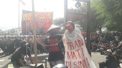 Massa Aksi Gelar Aksi 'Gantung Jokowi' di Depan Istana Yogyakarta