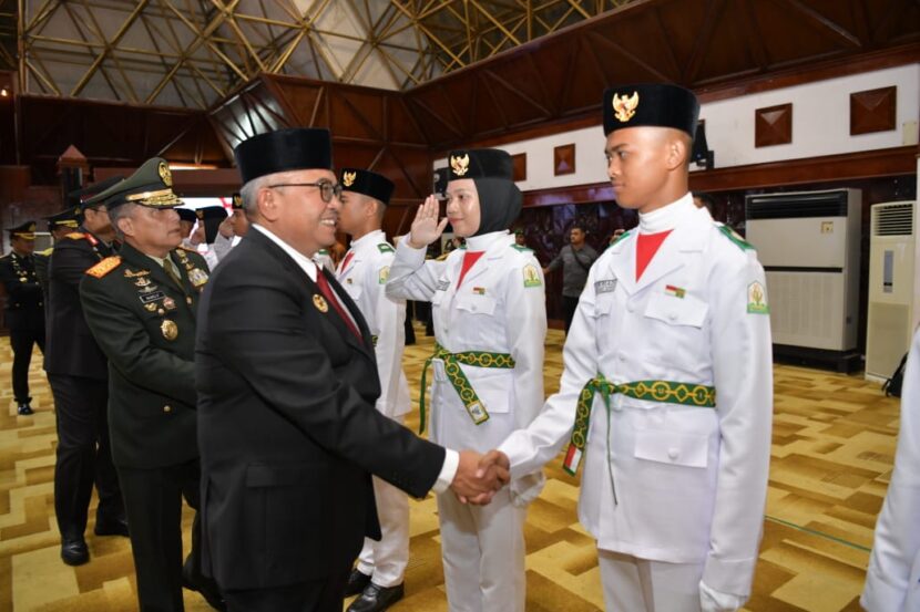 Pj Gubernur Kukuhkan Paskibraka Aceh di Anjong Mon Mata