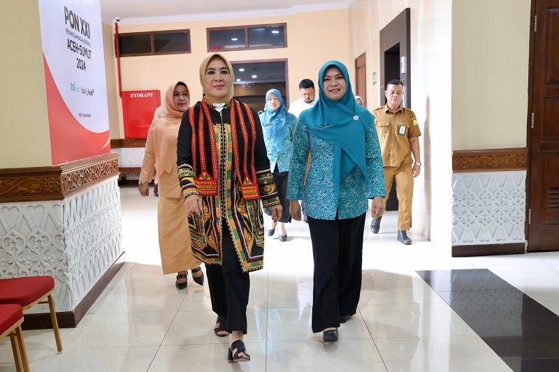 Penjabat (Pj) Ketua TP PKK Aceh, Safriati, menyambut kedatangan Ketua Umum TP PKK dan Ketua Umum Pembina Posyandu Tri Tito Karnavian, di VIP Bandara Internasional Sultan Iskandar Muda, Senin (30/9/2024). FOTO/Net. Ⓒ Hak cipta foto di atas dikembalikan sesungguhnya kepada pemilik foto